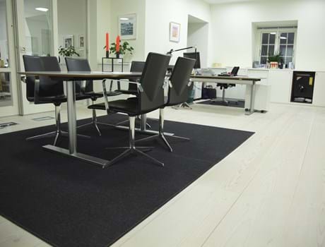 anthracite filttæppe på kontor